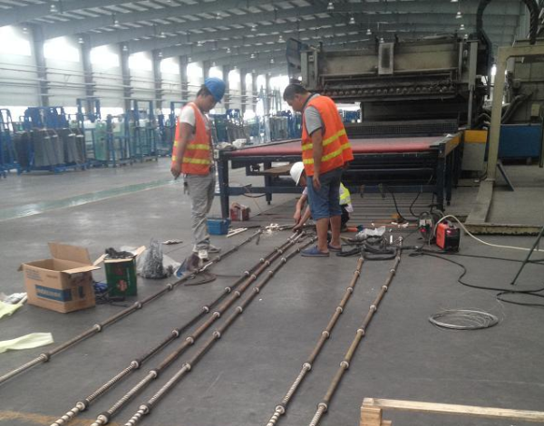 Mise à niveau et entretien de la vieille machine de four de trempe de verre Sencond Hand de l'équipe d'ingénieurs professionnels chinois